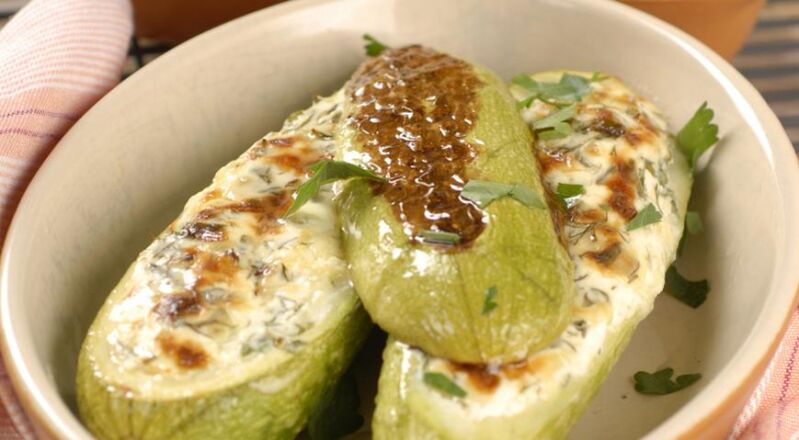 Stuffed zucchini perfectly satisfies hunger while following a 7-day diet